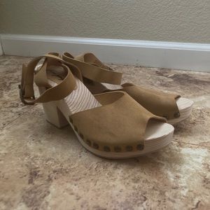FREE PEOPLE Pasadena Clogs Sandals Wood Platform Heels Tan Suede Size 41 / 11